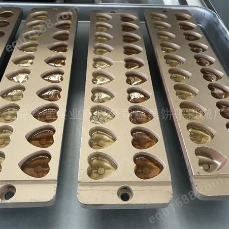 咖啡硬糖浇注生产设备 小型实验室糖果浇注机 上海合强50型硬糖成套生产线